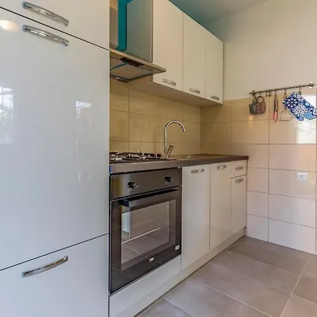 Newly Renovated Apartment With Terrace Medulin Exterior photo