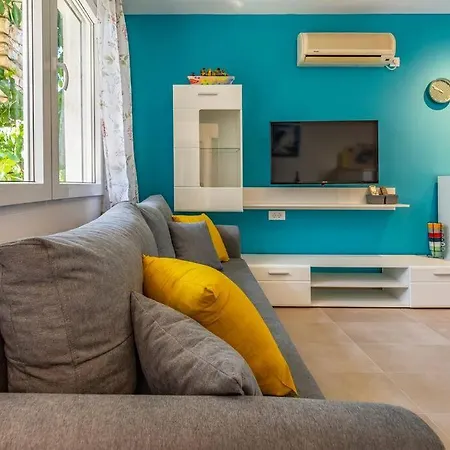 Newly Renovated Apartment With Terrace Medulin Exterior photo