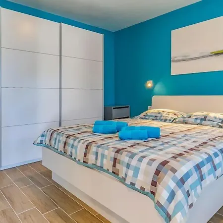 Newly Renovated Apartment With Terrace Medulin Exterior photo